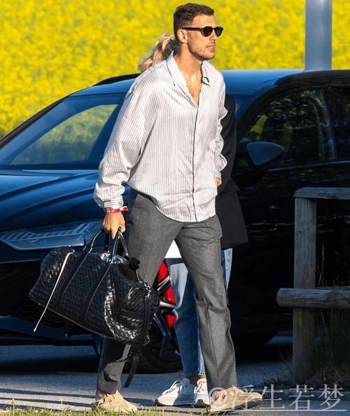 穆勒度假归来组织聚会，20名队友积极参与